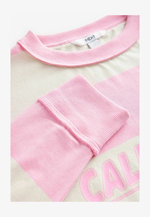 Kurzarmshirt mit cremefarbigem Körper und rosa Horizontalstreifen. Gerippter Ausschnitt und Ärmelsäume, mit einem grafischen Druck in hellrosa.