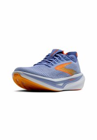 Hele sinine jooksujalats, millel on hingav võrgust pealmine osa, oranžid detailid ja tekstuuriga tallaosa, mis on loodud haardeks ja mugavuseks.