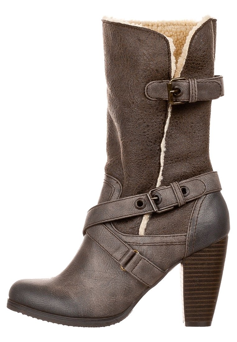 Bottine en faux cuir marron avec doublure en fourrure, bandes décoratives et talon empilé. Présente une pointe ronde et des détails en boucle.