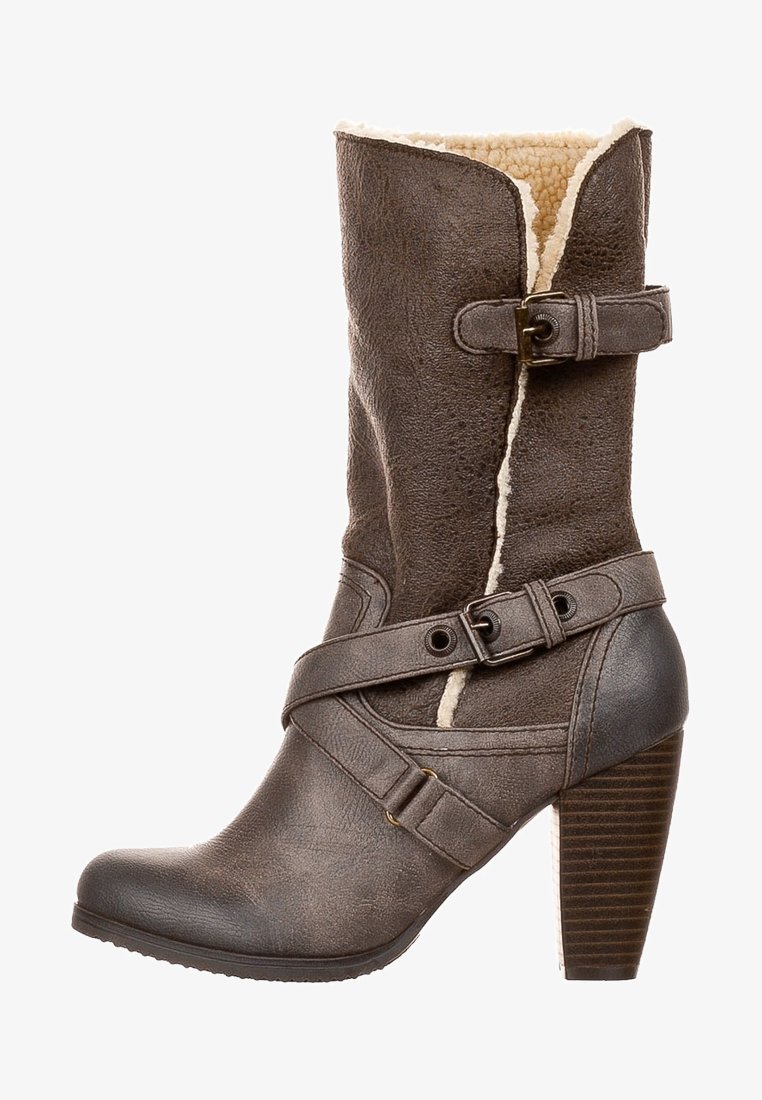 Bottine en faux cuir marron avec doublure en fourrure, bandes décoratives et talon empilé. Présente une pointe ronde et des détails en boucle.
