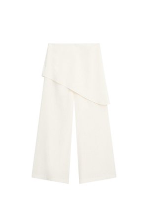Pantaloni bianchi a gamba larga con un sovrapposto di tessuto asimmetrico che drappeggia diagonalmente sulla parte frontale della vita.