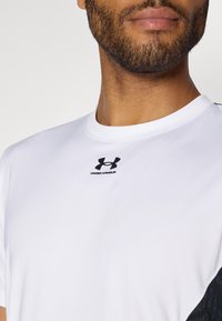 Under Armour CHALLENGER PRO SS - Sportiniai marškinėliai trumpomis rankovėmis - white/black