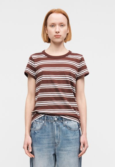 Καφέ και λευκό ριγέ κοντομάνικο μπλουζάκι με στρογγυλή λαιμόκοψη, συνδυασμένο με ανοιχτό μπλε τζιν παντελόνι. Απαλή υφή υφάσματος.