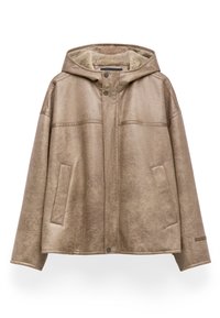 Beżowa kurtka z kapturem, o miękkiej fakturze, z dwoma przednimi kieszeniami, zapięciem na zatrzaski oraz kontrastowymi ciemnymi szwami wzdłuż brzegów.