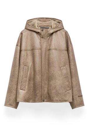 Giacca a cappuccio beige con una texture morbida, dotata di due tasche frontali, chiusura con bottoni a pressione e cuciture scure a contrasto lungo i bordi.