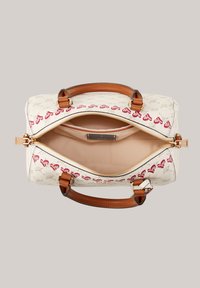 Borsa a tracolla crema con motivi a cuore rosa, manici in pelle e zip dorata. L'interno presenta una fodera beige e una tasca con zip.