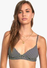 Top de bikini a rayas con patrones en negro, verde y púrpura, tejido suave, diseño de escote en V y tirantes delgados ajustables. Acentos de joyería dorada.