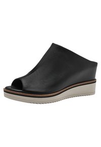 Svart lädersandalett med kilklack och öppen tå, med en slät yta, böjd design och en ljus vadderad sula med en liten klack.