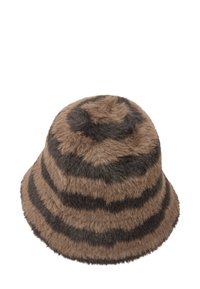 Kapelusz typu bucket z futerkiem syntetycznym, z falistym wzorem w paski w odcieniach brązu i ciemnobrązu. Miękka tekstura, zaokrąglona góra i szerokie rondo.