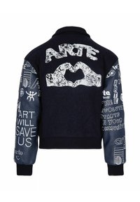 Giacca navy con mani bianche grafiche che formano un cuore e testo "ARTE" sul retro, maniche decorate con varie frasi e simboli bianchi legati all'arte.