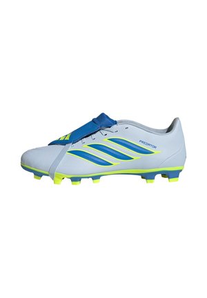Witte Adidas Predator voetbalschoen met blauwe en neongele accenten, blauwe omslagtong en neongele noppen.