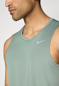 Nike Performance MILER TANK - Débardeur - clay green/reflective silver-coloured