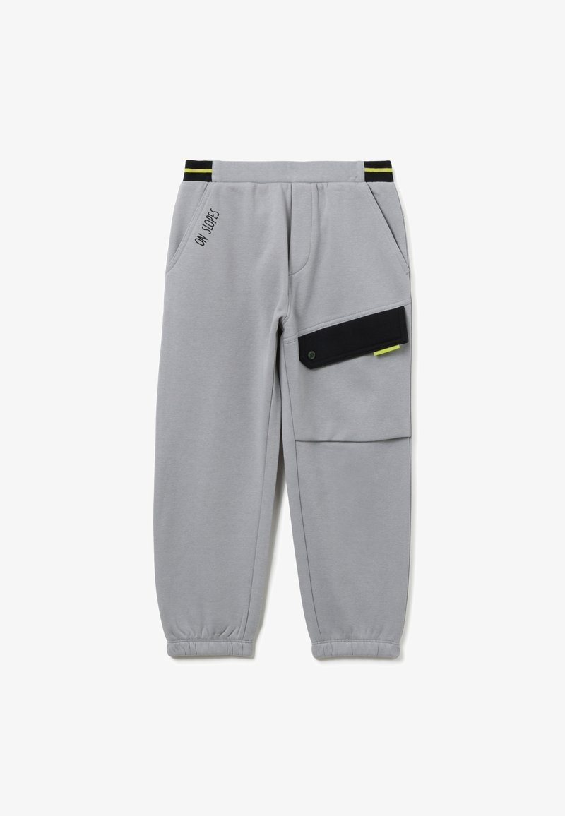 Pantalones de chándal grises con puños elásticos, que cuentan con bolsillos laterales y un bolsillo negro con botón. Incluye el texto "ON SLOPES" en negro.