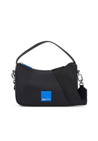 Čierna kožená crossbody taška so štruktúrovaným dizajnom, modrou logovou nášivkou, odnímateľným popruhom a zipsovým uzáverom. Textúrovaný povrch s akcentovými detailmi.