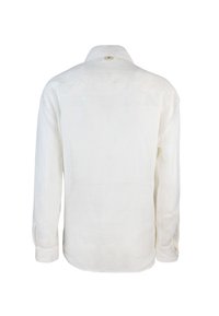 Camicia a maniche lunghe in lino bianco con colletto standard, caratterizzata da una texture liscia e polsini con bottoni. Il design posteriore è privo di decorazioni.