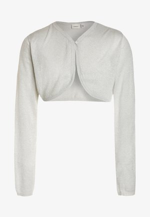 Cardigan blanc court avec manches longues, une fermeture par un seul bouton au niveau du col, et un ourlet avant arrondi.