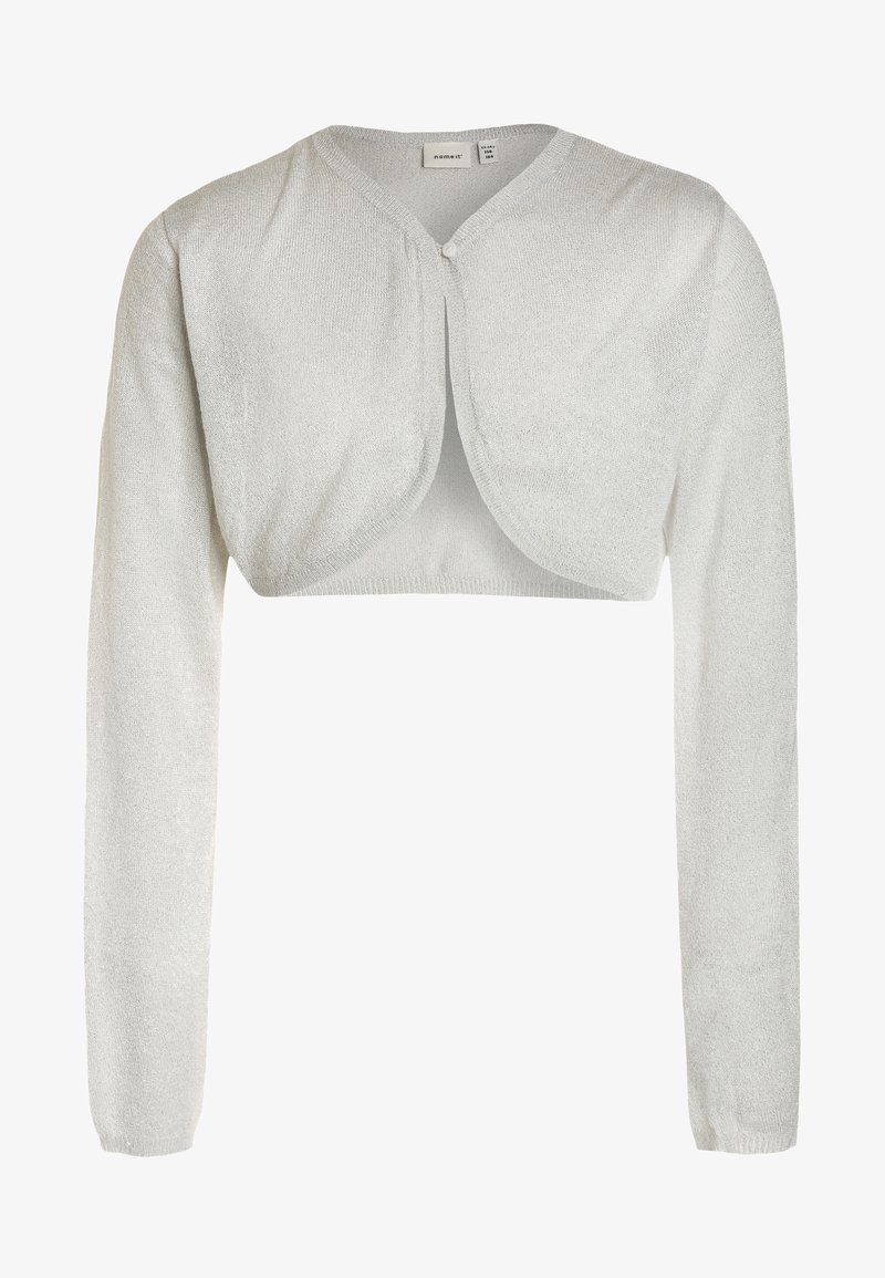 Biały krótki kardigan z długimi rękawami, pojedynczym guzikiem przy dekolcie i zaokrąglonym przodem.