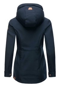 Granatowa kurtka softshell z kapturem, dopasowaną talią i skórzanymi akcentami z logo na klatce piersiowej i u dołu. Teksturowany, wodoodporny materiał.