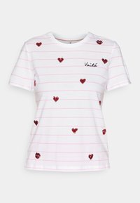 Camiseta de algodón blanca con rayas horizontales rosas, adornada con corazones rojos con purpurina y "Voila" bordado en negro en el pecho.