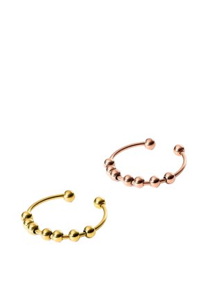 Zwei offene Armreifen, einer aus Gold und einer aus Roségold, jeweils mit einer Reihe kleiner runder Perlen und abgerundeten Endkappen, auf weißem Hintergrund.