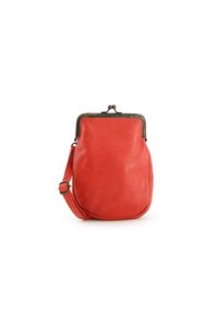 Sac à main en cuir rouge de forme arrondie, avec un fermoir métallique et une bandoulière réglable. Texture lisse sans motifs ni accents visibles.