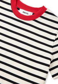 Camisa de manga corta a rayas horizontales en blanco y negro con un cuello redondo rojo y una etiqueta de marca IPEKYOL visible.