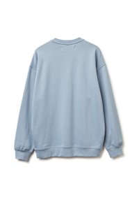 Sudadera azul claro, mezcla de algodón suave, cuello redondo, hombros caídos, puños y dobladillo acanalados, diseño minimalista, sin marcas ni patrones visibles.