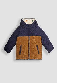 Giacca trapuntata con parte superiore blu navy e parte inferiore in pile marrone, dotata di cappuccio e zip frontale, progettata con tasche laterali.