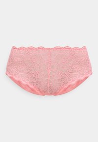 Ροζ γυναικείο εσώρουχο δαντέλα με ανθισμένα σχέδια και κυματιστά άκρα, τοποθετημένο επίπεδα σε λευκό φόντο.