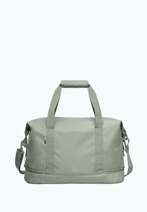 Borsone rettangolare grigio chiaro con manici imbottiti, tracolla regolabile, piccola toppa laterale con strisce blu, arancioni e bianche, e logo frontale.