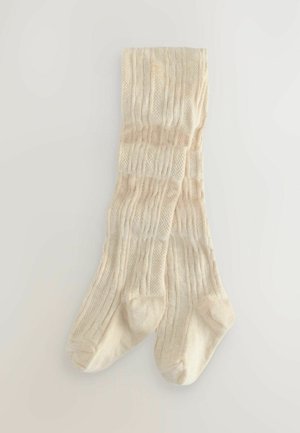 Calcetines de longitud hasta la rodilla de color crema claro, fabricados con un tejido texturizado que presenta patrones en relieve y en forma de diamante, con punteras y talones reforzados.