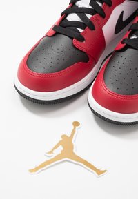 Jordan AIR JORDAN 1 MID UNISEX - Παπούτσια μπάσκετ - black/gym red