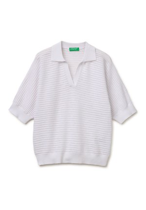 Polo bianca a maniche corte in maglia, con colletto aperto e motivo a righe orizzontali texturizzate, distesa su uno sfondo bianco.