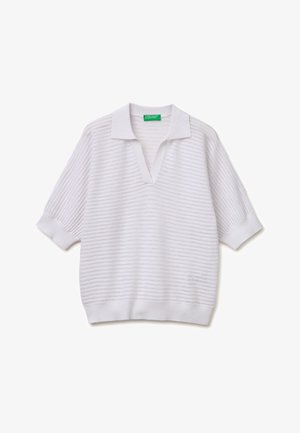 Witte korte mouw gebreide poloshirt met open kraag en een gestructureerd horizontaal streeppatroon, plat gelegd op een witte achtergrond.