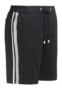 Mustat shortsit, joissa on joustava vyötärö, naru ja sivutaskut. Muotoilu sisältää harmaita ja valkoisia raitoja sivuilla.