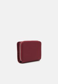 Calvin Klein MUST MEDIUM ZIP AROUND WALLET - Plånbok - biking red