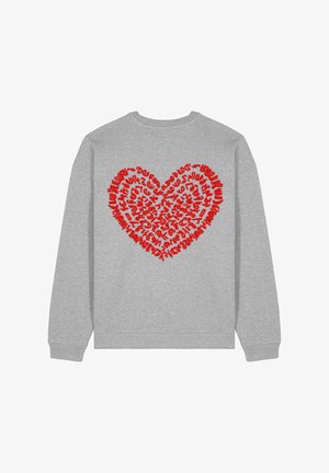 Grijze sweatshirt met een groot rood hartontwerp gevuld met verschillende vormen en patronen, ronde halslijn en ribgebreide manchetten.