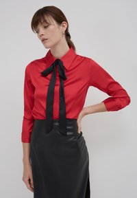 Calliope EN  AVEC NŒUD - Camicia - rouge