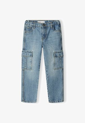 Pantalones cargo de denim azul claro con dos bolsillos laterales, cierre de botón y piernas rectas. Apariencia desgastada con áreas descoloridas.