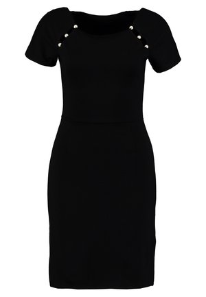 Sort knælang kjole med korte ærmer, bred halsudskæring og dekorative sølvknapper langs skuldersømmene.