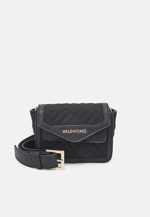 Sac ceinture matelassé noir Valentino avec boucle dorée et logo sur le rabat avant, présenté sur fond blanc.
