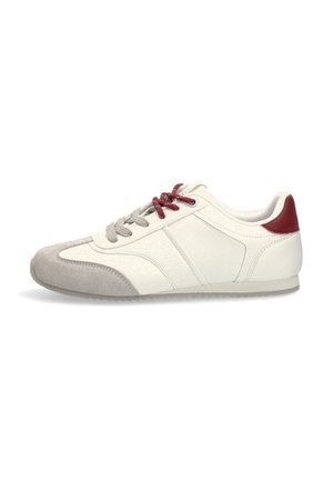 Zapatilla deportiva de perfil bajo en blanco y gris con parche rojo en el talón, cordones rojos y beige, y suela texturizada mostrada en perfil lateral.