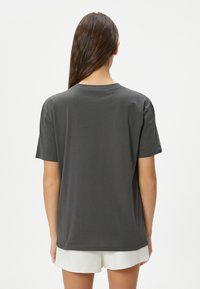 Koton - T-shirt z nadrukiem