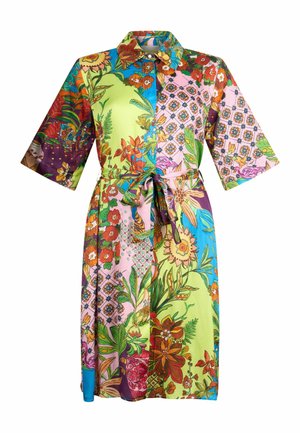 Svijetla cvjetna haljina s uzorkom patchworka, kratkih rukava, ovratnikom i remenom za vezanje u struku.