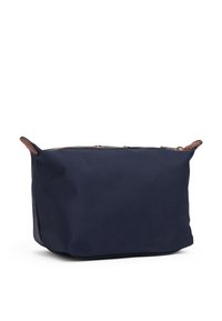 Tamsiai mėlyna drobinė rankinė su viršutiniu užtrauktuku, rudos odos detalėmis, struktūruota forma ir minkšta tekstūra. Nėra matomų raštų ar papuošimų.