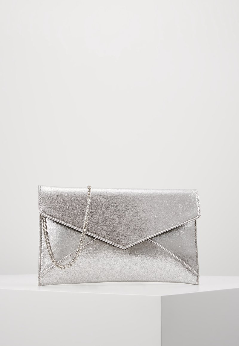 Pochette argentée métallique en forme d'enveloppe, avec fermeture à rabat et bandoulière chaîne argentée. Texture lisse et design minimaliste.
