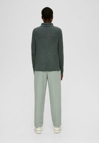 s.Oliver MIT STEHKRAGEN - Strickpullover - dunkles salbeigrün
