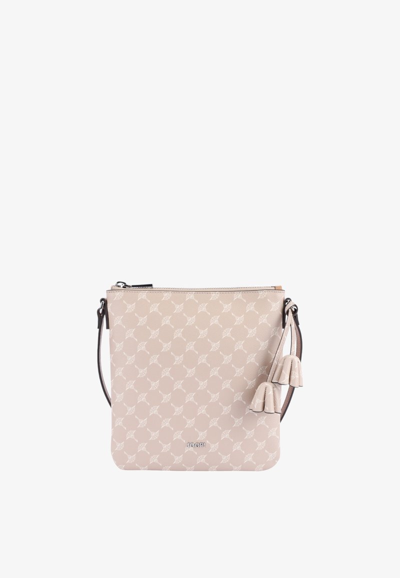 Beżowa torebka wykonana z teksturowanego materiału, z powtarzającym się wzorem, zamkiem błyskawicznym oraz dwoma ozdobnymi frędzlami. Gładki pasek na ramię przymocowany.