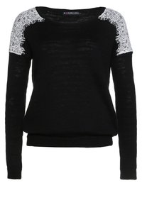 Pull noir à manches longues avec des appliques en dentelle blanche sur les deux épaules, col rond, et poignets et ourlet côtelés.
