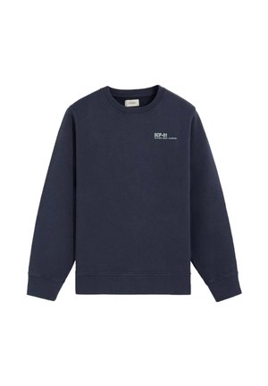 Sudadera azul marino con cuello redondo, mangas largas y pequeño texto blanco "SCP-01" en la parte superior izquierda del pecho.